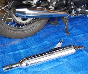 Triumph Bonneville: British Customs Predator Exhaust vs stock