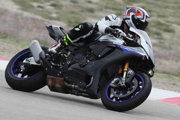 Bridgestone Battlax R11 Review YZF-R1M
