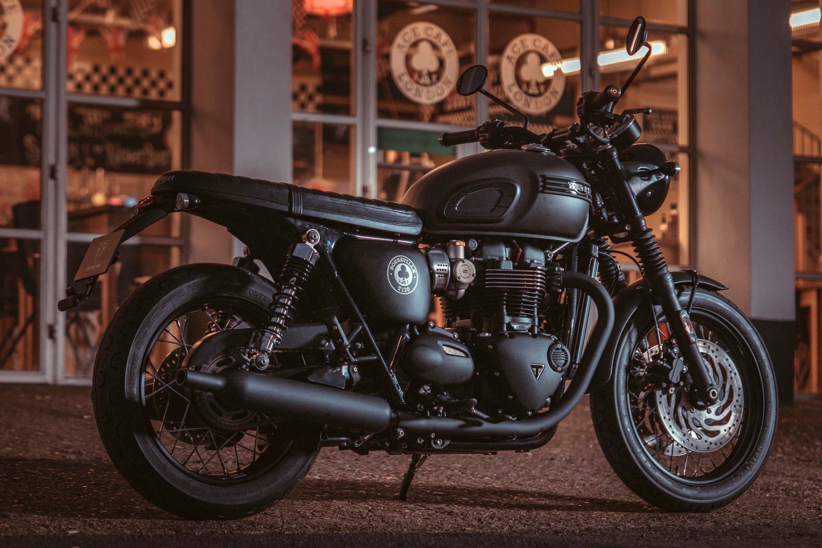 Triumph Bonneville T120 Black Cafe Racer | Reviewmotors.co