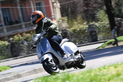 2019 Vespa Elettrica Review - city scooter