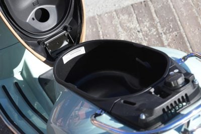 2020 Vespa GTS 300 HPE Review - storage