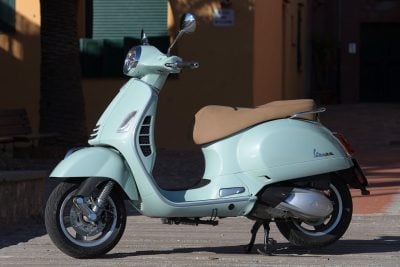 2020 Vespa GTS 300 HPE Review - left side