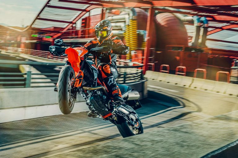 2021 KTM 690 SMC R First Look (9 Fast Facts for Supermoto) 2021 KTM 690 SMC R First Look (9 Fast Facts for Supermoto)
