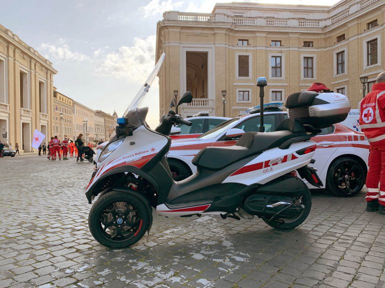 Piaggio MP3 Life Support Scooter First Look [Italian Red Cross Approved]