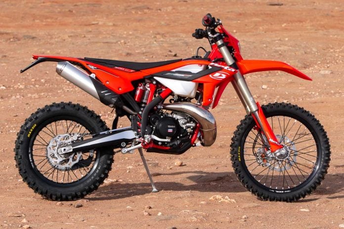 2023 Beta 300 RR Review [Single-Track to Desert Test]