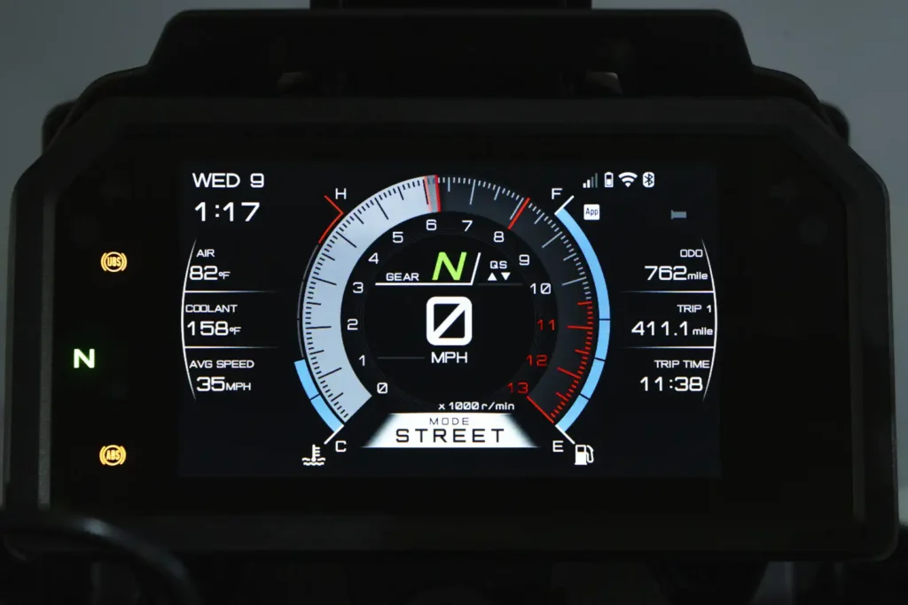 2024 Yamaha Tracer 9 GT+ 7-inch TFT display in Street mode