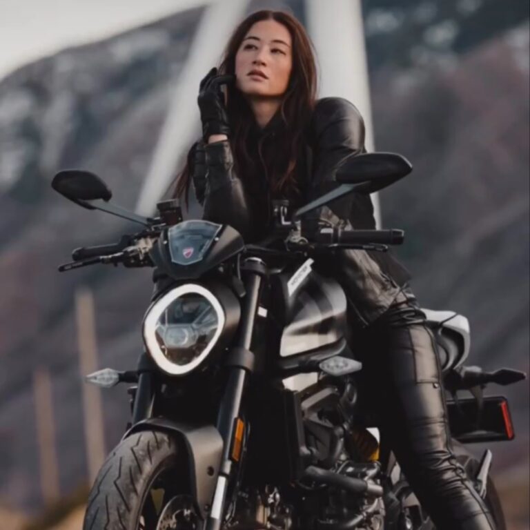 Yamaha R7 vs. Kawasaki ZX-4RR + Cortech Lite gloves + @AyaLolwut