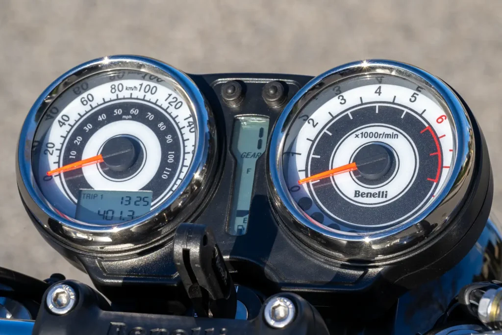 2024 Benelli Imperiale 400 analog-style speedometer and tachometer with LCD strip