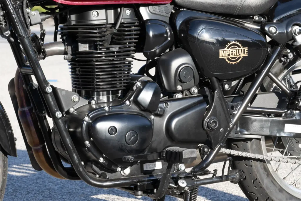 2024 Benelli Imperiale 400 air-cooled single-cylinder engine and exhaust header