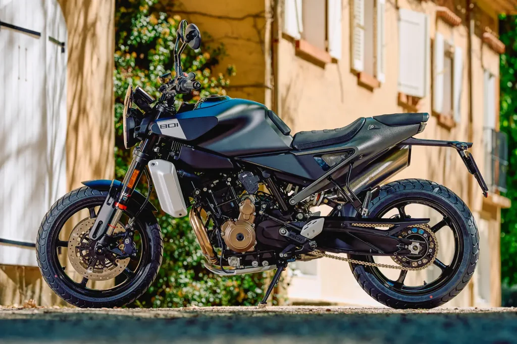 2024 Husqvarna Svartpilen 801 parked, side view