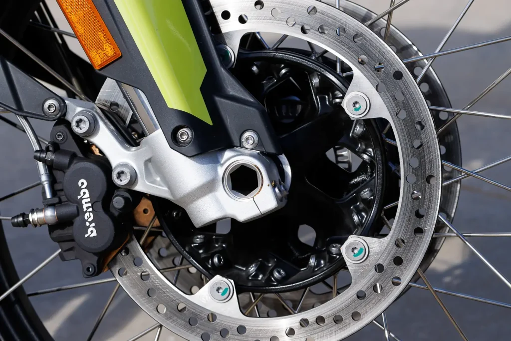 2024 BMW F 900 GS Showa fork, 305mm disc, and Brembo caliper