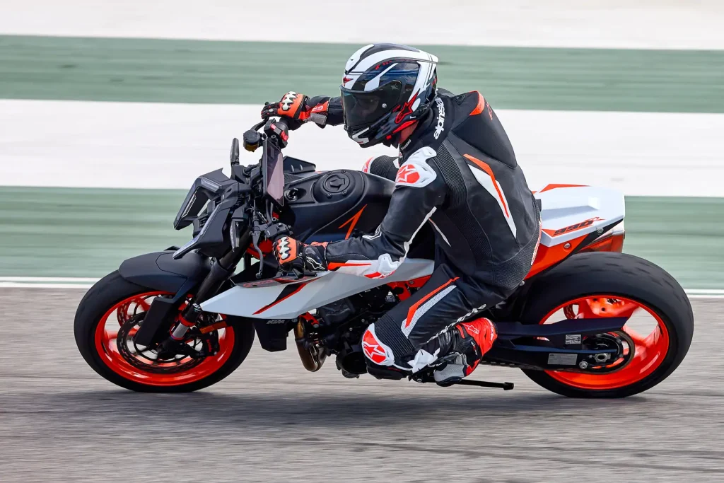 Alpinestars Supertech R7 Helmet Review: High-Performance Motorcycle Helmet