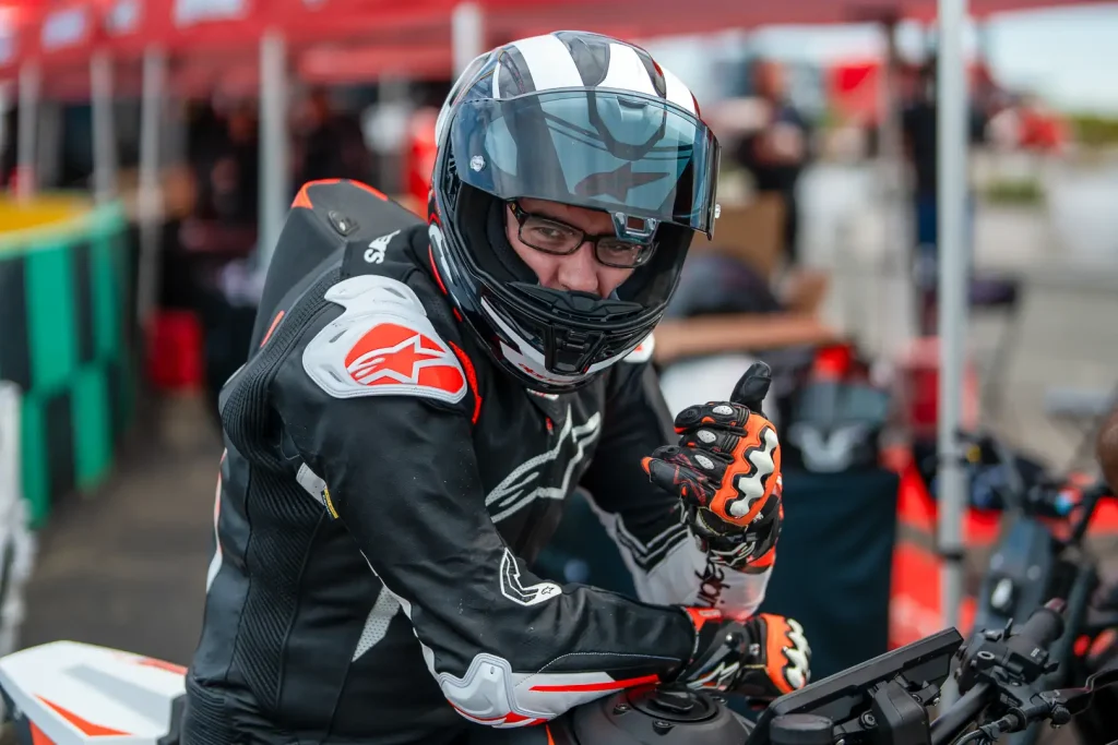 Alpinestars Supertech R7 Helmet Review: Eyeglasses