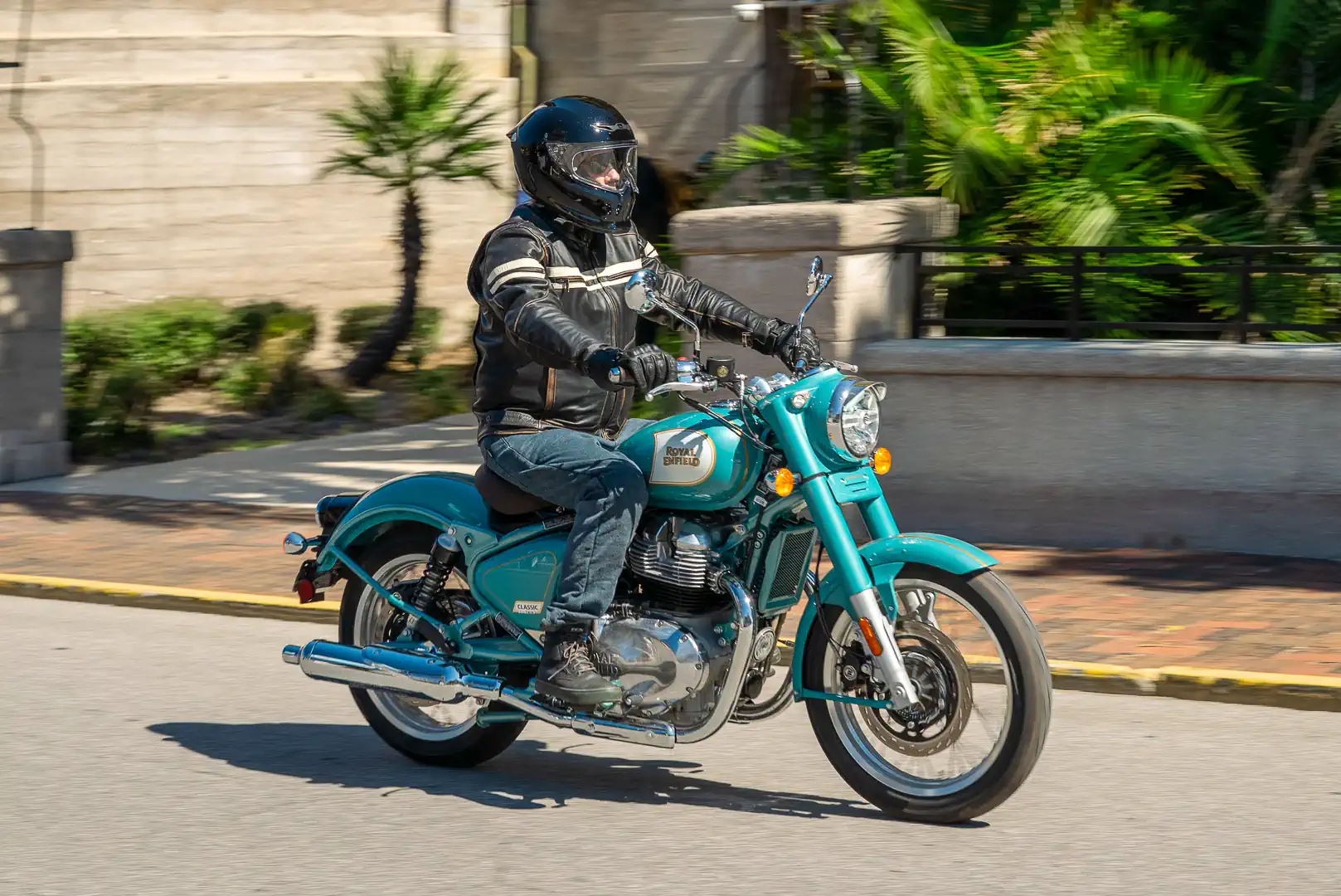Una motocicletta vintage con design retrò e comfort, in sella a un'esperienza rilassata