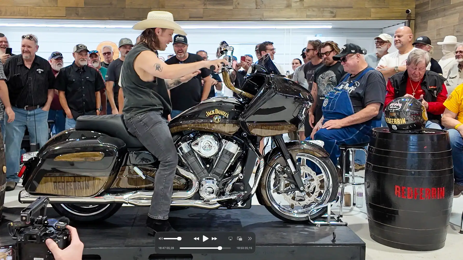 Klock Werks mostra una Challenger personalizzata per Redferrin durante l'evento Sturgis a Mitchell, South Dakota