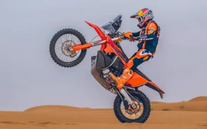 Luciano Benevides riding in the desert