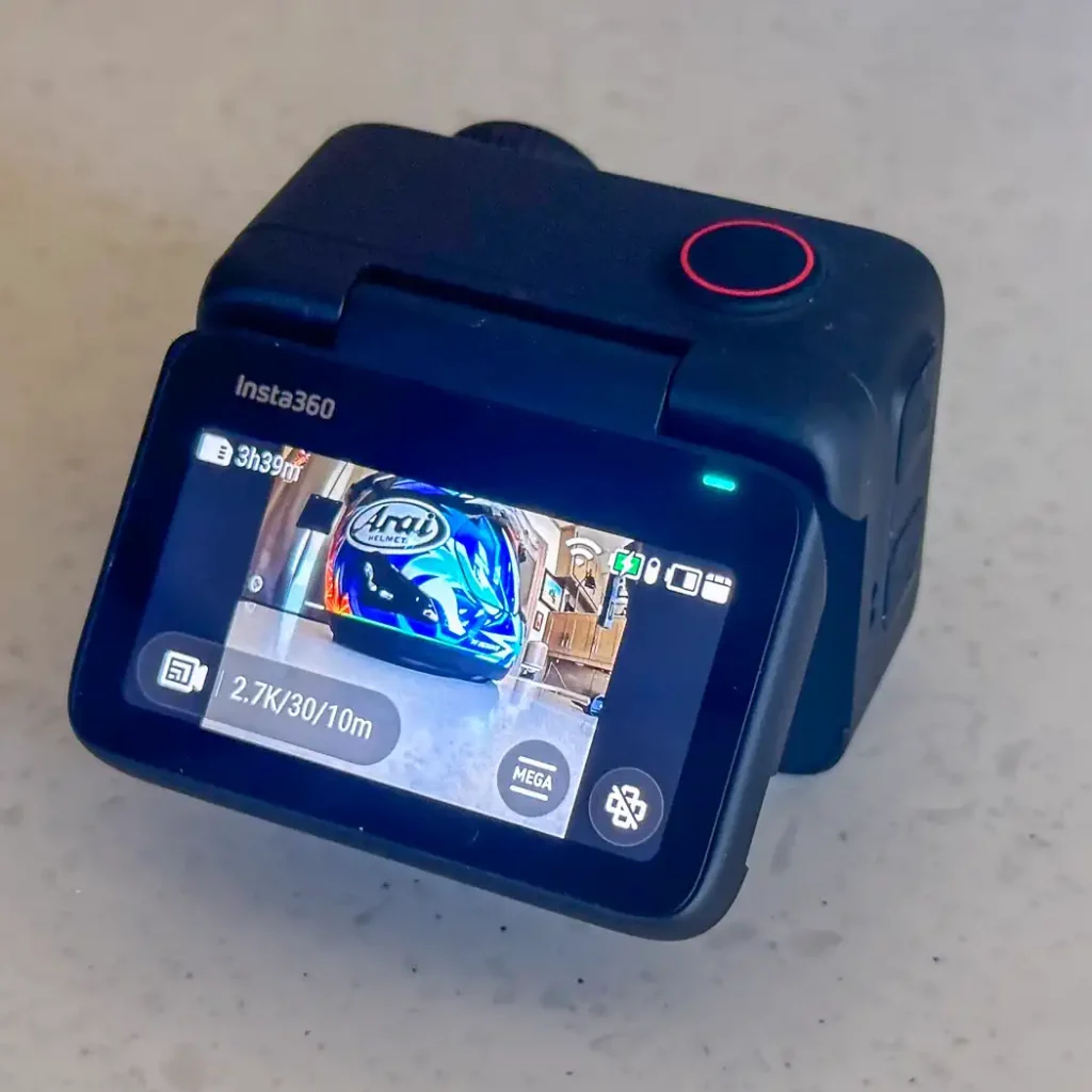 Insta360 Go 3S Review: Screen in action