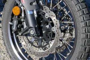 Twin disc brake system on a motorcycle