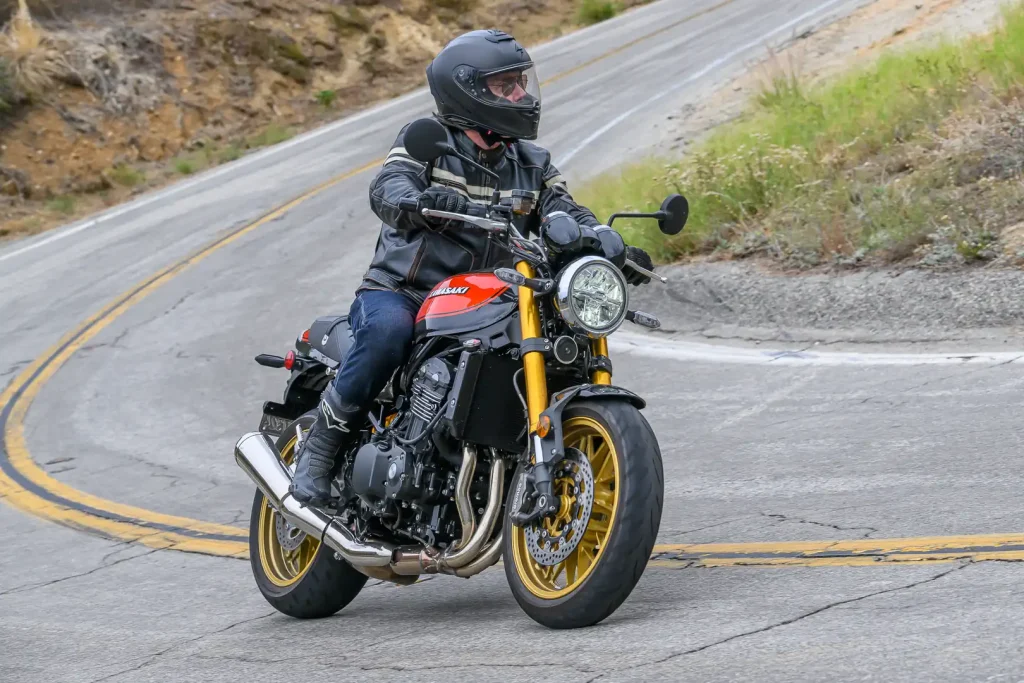 Kawasaki Z900RS SE leaned over in a left hand turn.