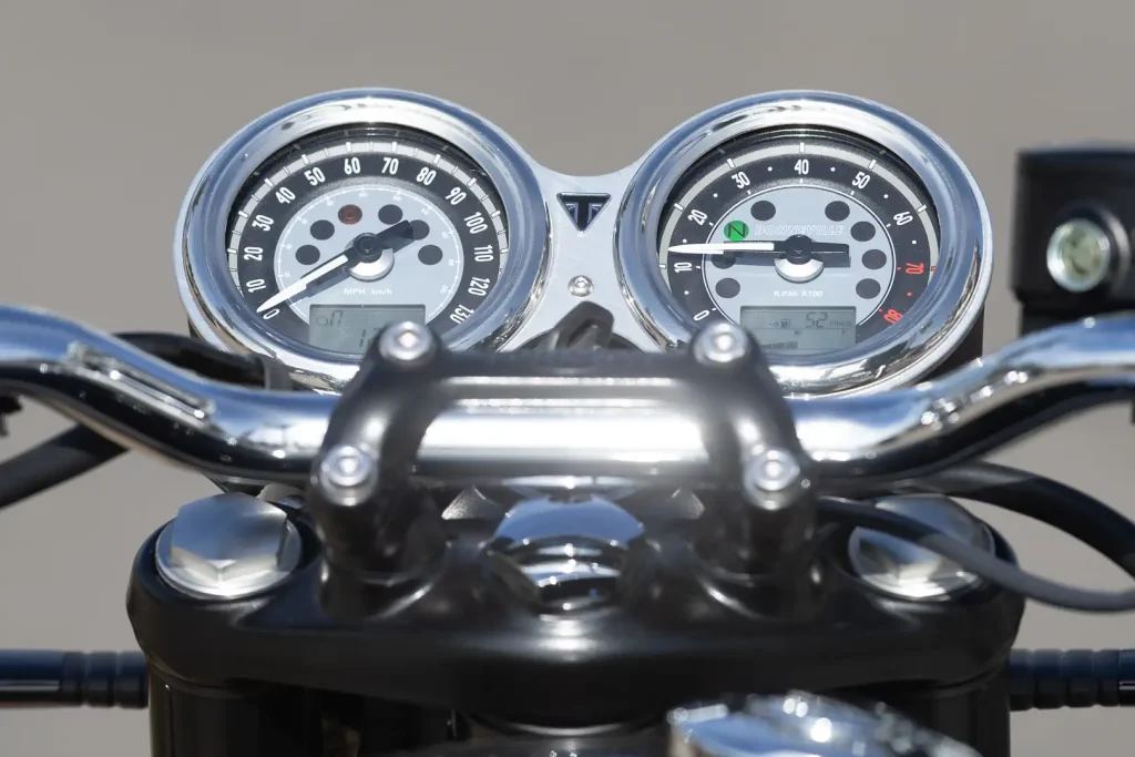 Old school style instrument panel on a modern motorcycle
