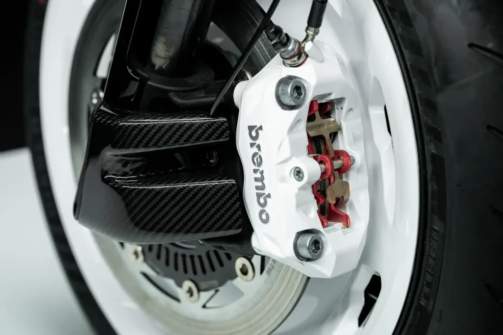 White Brembo four-piston caliper and 320mm floating disc on the Fragment Edition