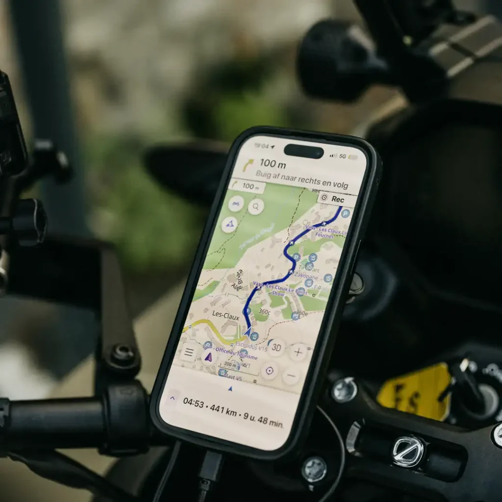 Zero DS Sets Guinness Record using the route shown on the smartphone screen.